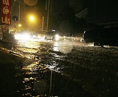 Di xe may gan cot dien luc troi mua, mot nguoi chet hinh anh