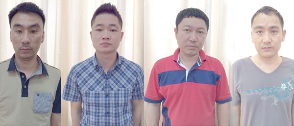 Bat nhom dung the tin dung gia rut tien ngan hang hinh anh