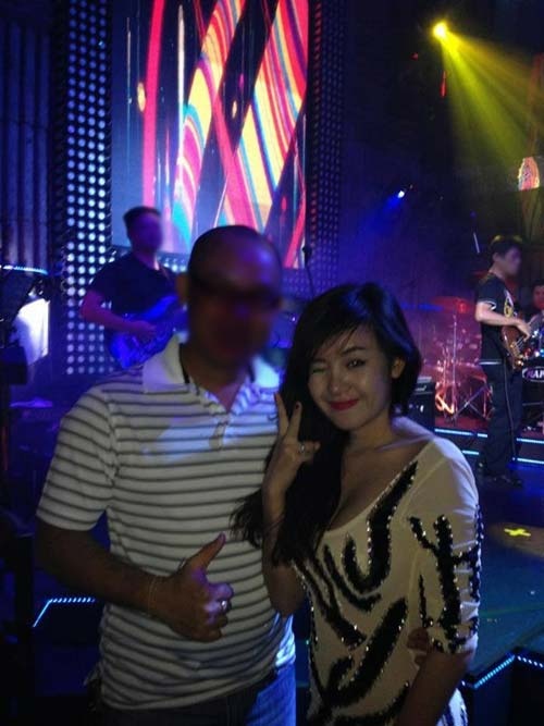 Lo anh Ba Tung bat ngo bieu dien o bar tai Sai Gon hinh anh