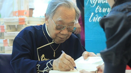 Giao su Tran Van Khe: Tre chua tan, mang da moc hinh anh