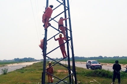 Mot cot dien cao the Ha Noi mat toi 14 thanh giang hinh anh