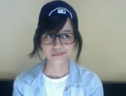 Co gai bien dang guong mat khi hat 'Tinh yeu mau nang' hinh anh