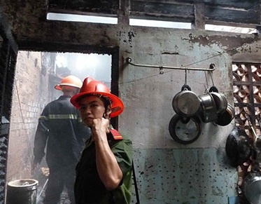 Chay chung cu Vuon Lai, giai cuu duoc... xap tien USD hinh anh