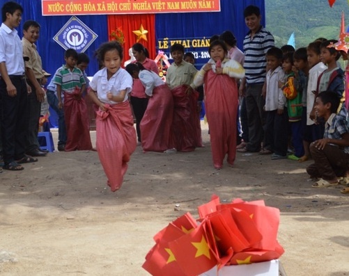 Hoc tro vung cao nhay bao bo trong le khai giang hinh anh