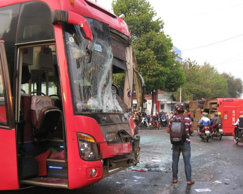 Hai xe dam nguoc chieu, 12 nguoi thuong vong hinh anh