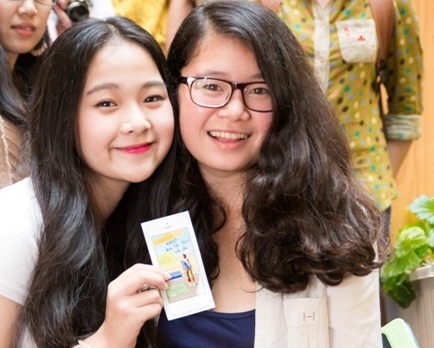 Huyen Chip ra mat sach: 'Dung chet o chau Phi' hinh anh