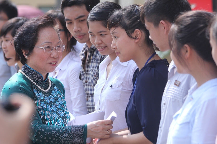 Sinh vien ngheo xuc dong nhan qua tu Pho Chu tich nuoc hinh anh