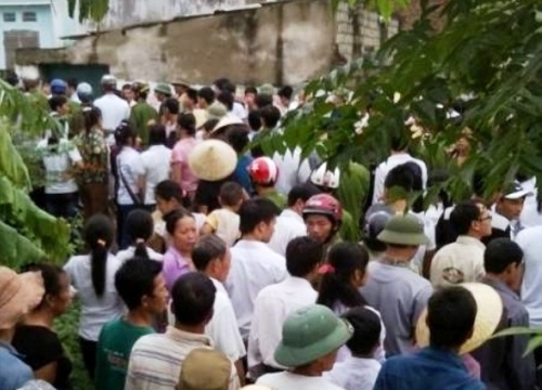 Dan danh ngat 2 'cau tac' o Thanh Hoa, cham lua dot xe hinh anh