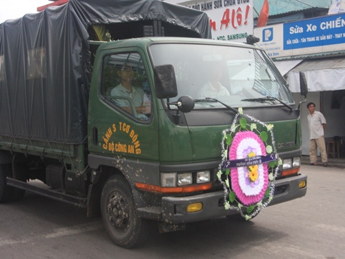 Xe canh sat co dong di... phuc vu dam tang hinh anh