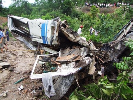 Xe tai lao xuong vuc, 2 phu nu chet tai cho hinh anh