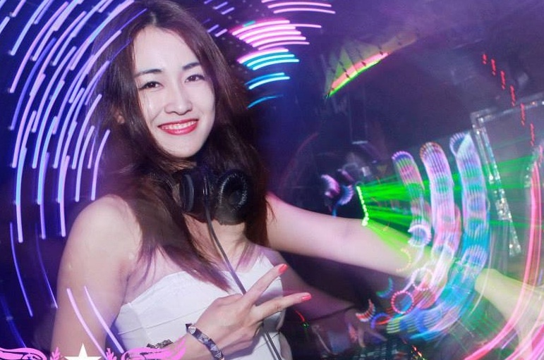 DJ 9x Trang Moon khuay dao tai vu truong Ha Noi hinh anh