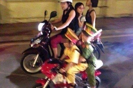 Xon xao clip 2 be mac dong phuc canh sat, phong moto hinh anh