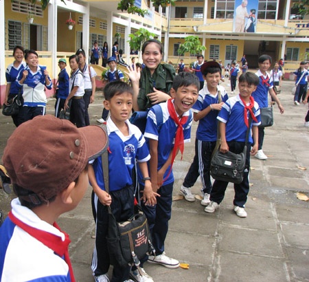 Teen mac quan sai logo, khong duoc hoc the duc hinh anh