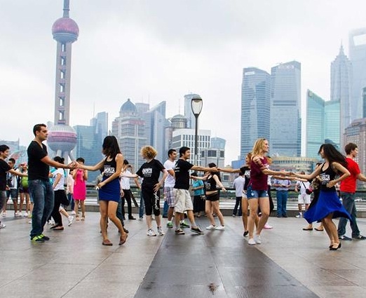 Gioi tre 50 quoc gia nhay flashmob ve tinh yeu hinh anh