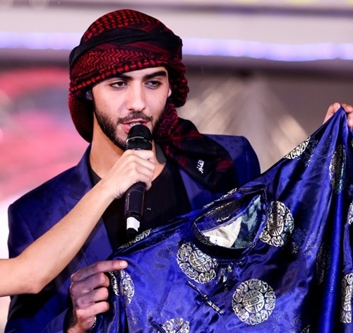 Trai dep Omar bi to doi 100 trieu khi xuat hien giua mua hinh anh