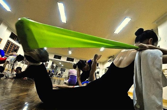 Ngam nu sinh truong mua ba le kho luyen hinh anh