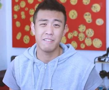 Huyme tung clip con trai khong muon con gai khoe than hinh anh