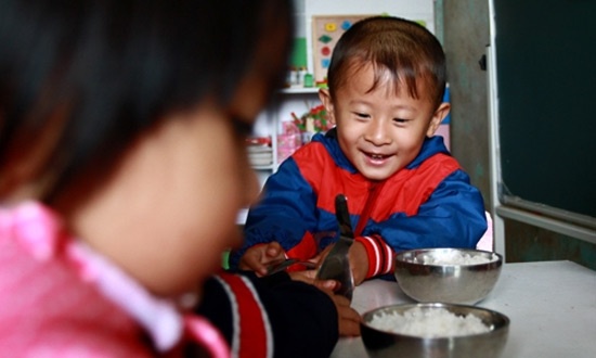 Nu cuoi hoc sinh noi 'ron lu' Can Ho A hinh anh