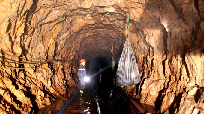 3 cong nhan ket ham thuy dien: Thay mot chiec ao nan nhan hinh anh