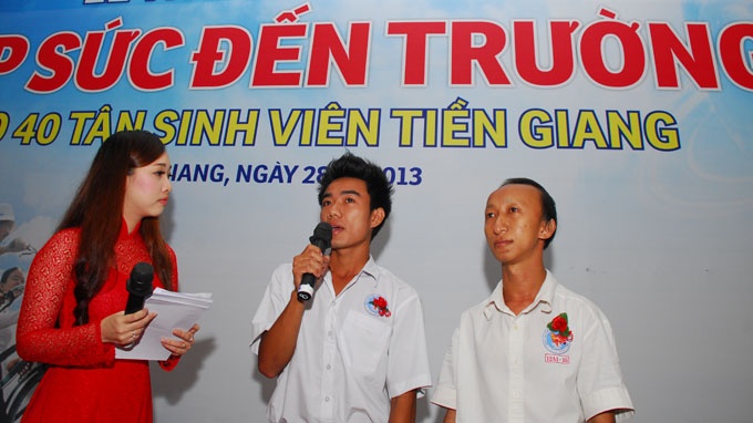 Ba anh em nhuong nhau suat vao dai hoc hinh anh