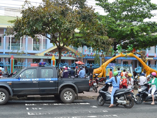 2 hieu truong tranh truong mam non, canh sat phai can thiep hinh anh