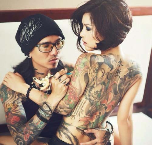 Kieu nu giai ma loat hinh xam khung khap nguoi hinh anh
