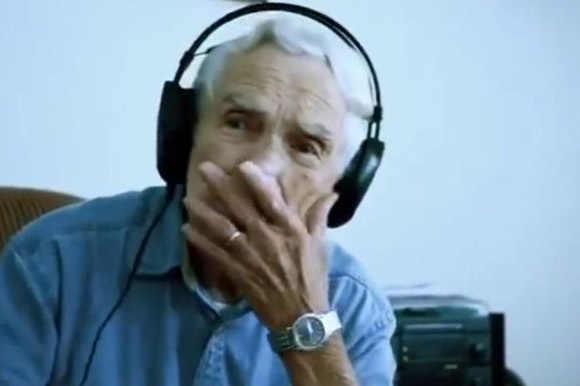 Clip cu ong 96 tuoi viet tinh ca tang vo xuc dong dan mang hinh anh