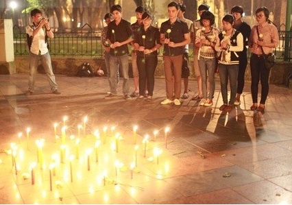 Sinh vien thap nen tuong niem Dai tuong Vo Nguyen Giap hinh anh
