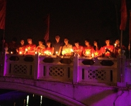 103 ban tre thap nen tri an Dai tuong Vo Nguyen Giap hinh anh