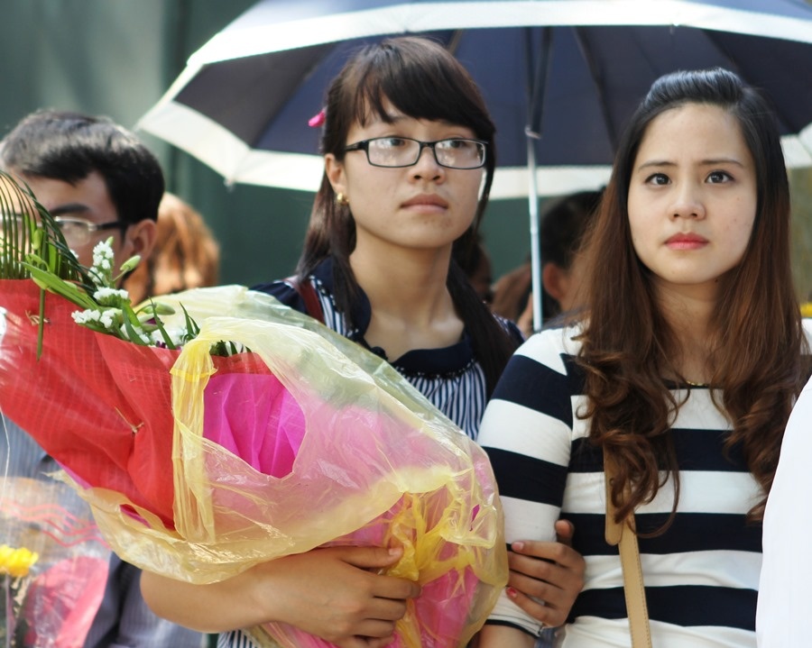 Gioi tre roi le, cho xuyen trua de vieng Dai tuong hinh anh
