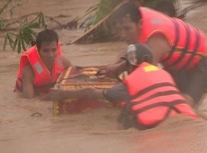 Buc anh quan tai trong lu mien Trung khien cong dong xot xa hinh anh