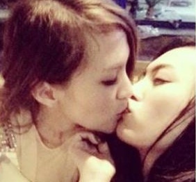 Hot girl Kelly gay soc voi nu hon dong gioi hinh anh