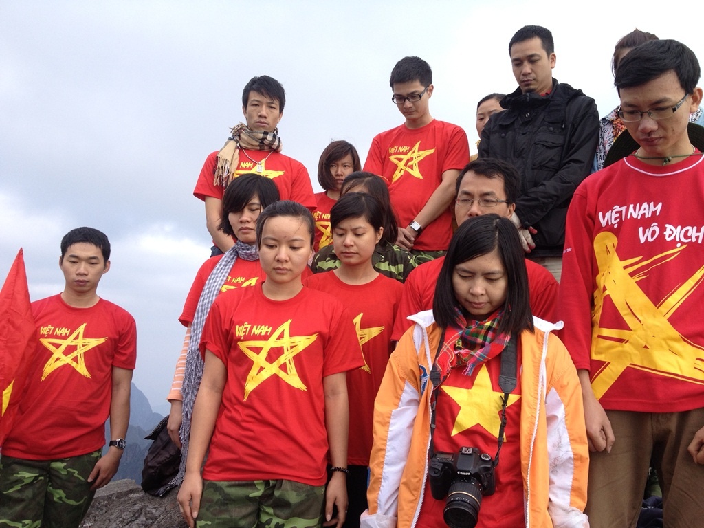 Gioi tre tuong niem Dai tuong tren dinh Fansipan hinh anh