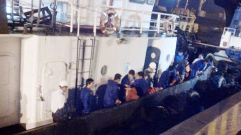 Tau hang cho 12 thuyen vien boc chay tren bien hinh anh