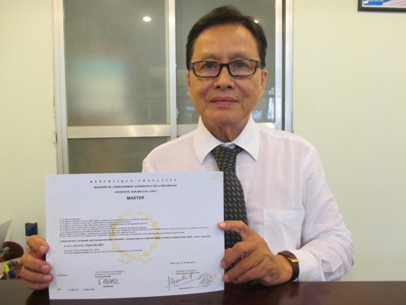 71 tuoi van 'giat' bang thac si Luat quoc te hinh anh