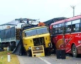 Xe khach doi dau xe tai lam bon nguoi thuong vong hinh anh