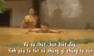 Cam dong clip teen Ha Noi hat ve mien Trung bao lu hinh anh