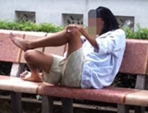 Nhung co gai tre phat dien vi bi phu tinh hinh anh