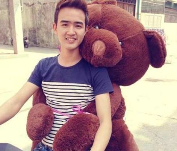 Gioi tre doc than ro mot cho gau bong di choi hinh anh