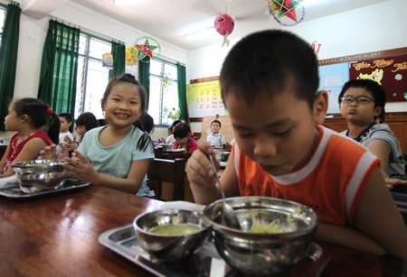 Bot mieng an cua hoc sinh: Thua xo thit do... chia nham hinh anh