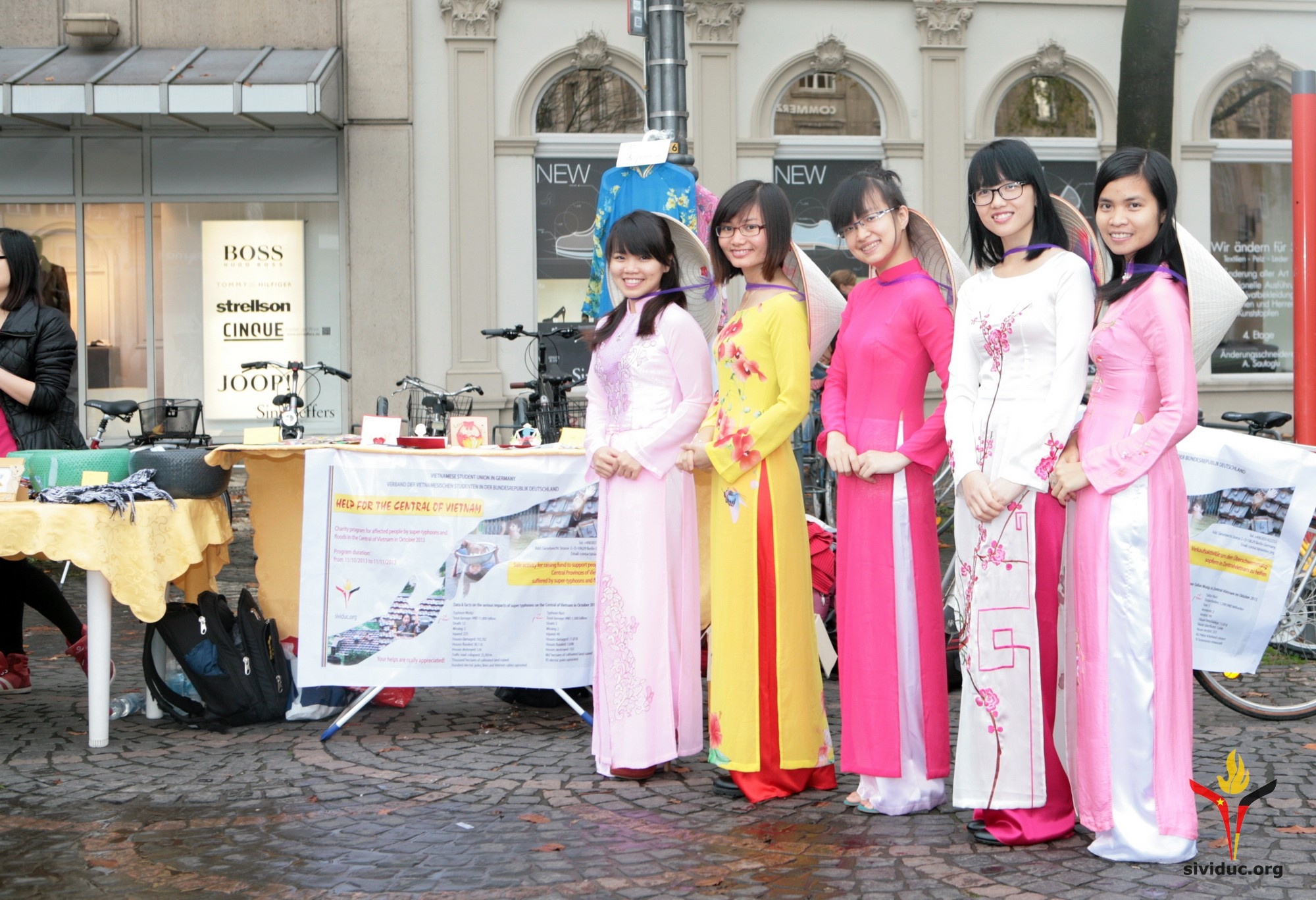 Nu sinh Viet tai Duc mac ao dai ban hang vi mien Trung hinh anh