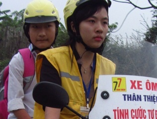 Nu sinh xinh xan lam them nghe xe om hinh anh