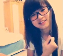 Clip co gai mao hiem choi nhac bang dao hinh anh