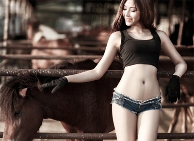 9X mac quan ngan 20 cm lam co gai... chan ngua hinh anh