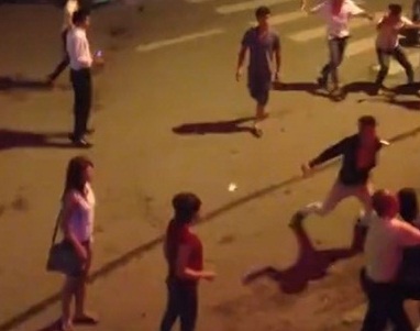 Hon chien kinh hoang truoc quan bar o Ha Noi hinh anh