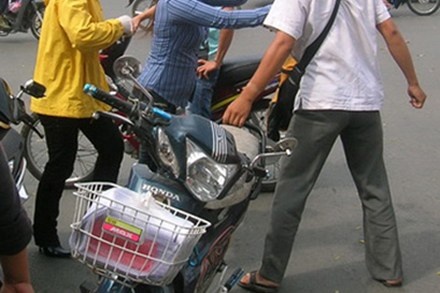 Bat nong 4 nghi can lay xe nguoi chet hinh anh