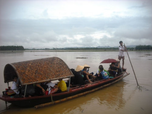 Ap thap tien sat bo, Khanh Hoa cho hoc sinh nghi hinh anh