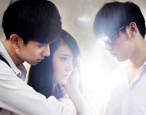 Clip chuyen tinh buon ‘To chi biet dung tu xa nhin cau’ hinh anh