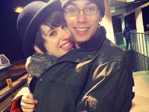 Cap doi ke xau nhau tren mang xa hoi de giu lua tinh yeu hinh anh