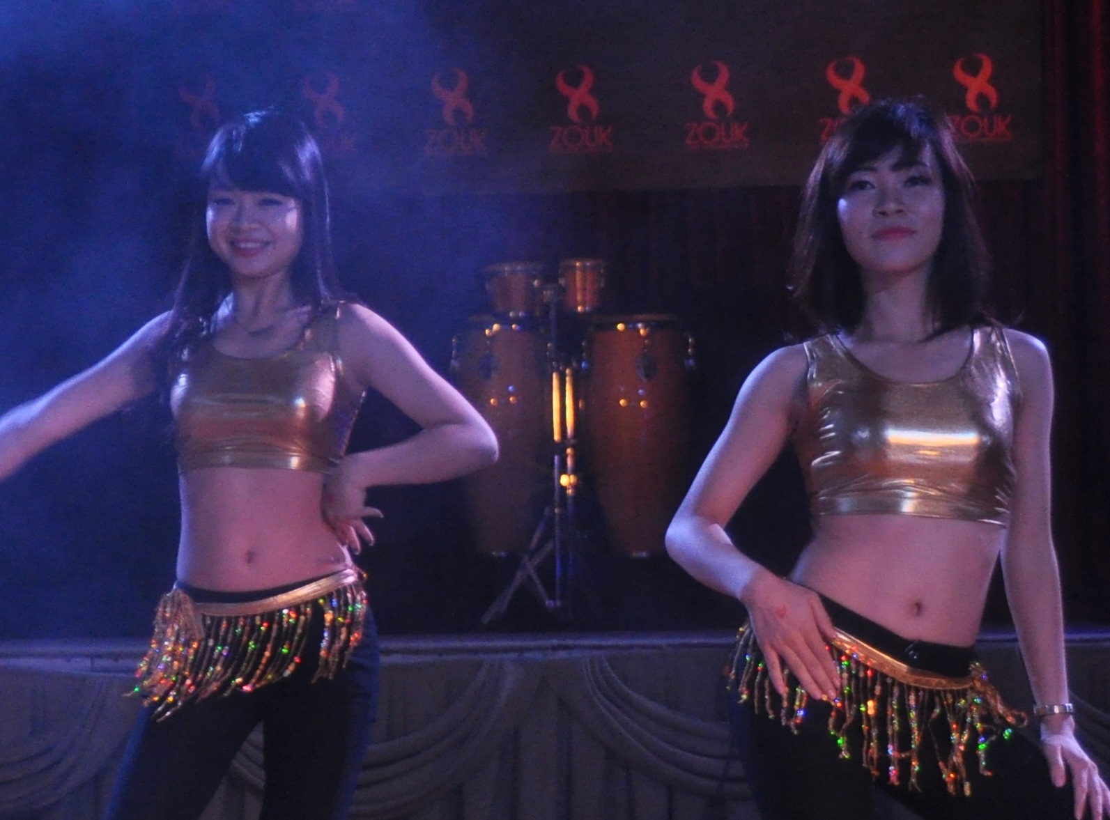 Vu cong tre Ha Lan khieu vu ung ho vi mien Trung hinh anh